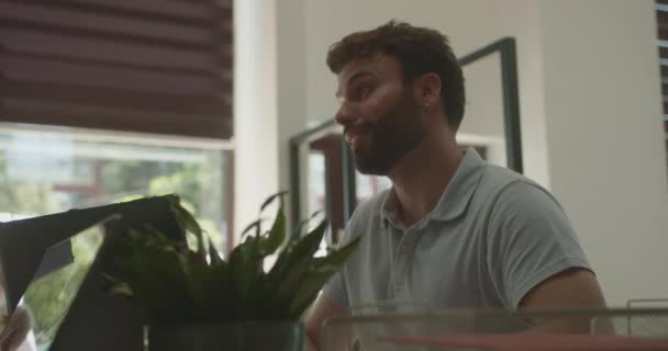 Muž Mluví Při Práci Svými Kolegy Kanceláři Během Letního Období — Stock video