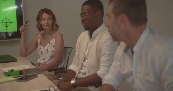 Zróżnicowana Grupa Ludzi Współpracuje Nad Projektem Angażując Się Ożywione Dyskusje — Wideo stockowe