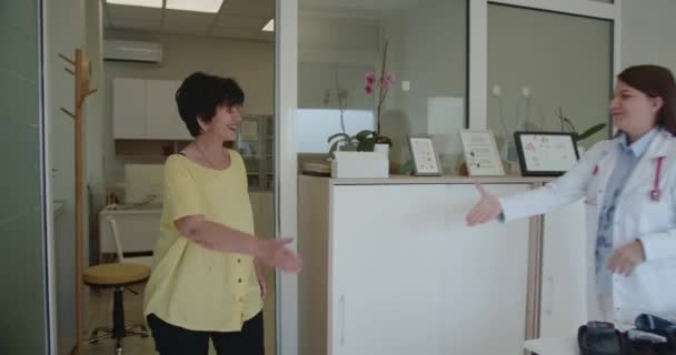 Žena Která Právě Přijela Nemocnice Lékařskou Prohlídku Šťastná Směje Pozdravuje — Stock video