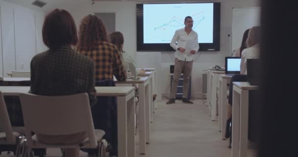Office Learning Center Nimmt Eine Vielfältige Große Gruppe Von Menschen — Stockvideo