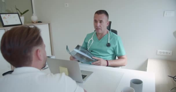Radiologiste Expérimenté Examinant Discutant Des Résultats Des Rayons Pour Son — Video