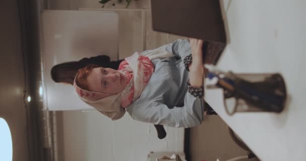 Мусульманская Предпринимательница Хиджабе Анализирует Обсуждает Статистику Современном Офисе — стоковое видео