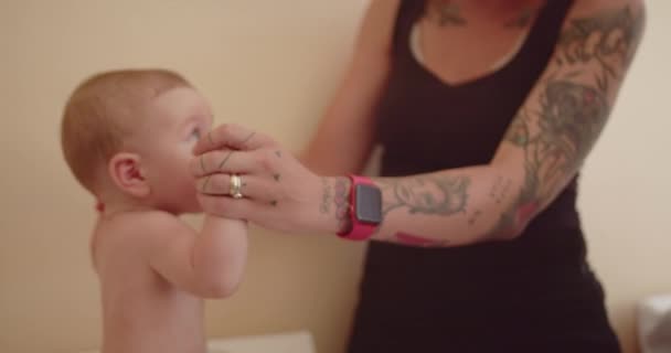Mutter Spielt Mit Ihrer Neugeborenen Entzückenden Kleinen Tochter Krankenhaus Während — Stockvideo