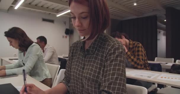 Klassrummet Tar Vacker Ung Kvinna Examen Omgiven Andra Elever Samtidigt — Stockvideo