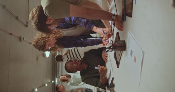 Разнообразная Бизнес Команда Работающая Вместе Над Новым Проектом Обсуждающая Шаги — стоковое видео
