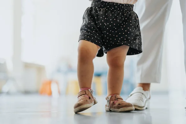 Pequeño Bebé Caminando Mientras Ayudado Por Una Enfermera Hospital Enfermera — Foto de Stock