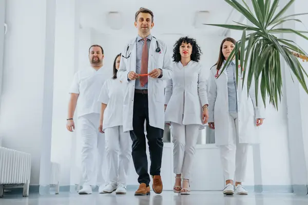 Glückliches Und Erfolgreiches Medizinisches Team Läuft Medizinischen Uniformen Durch Die — Stockfoto