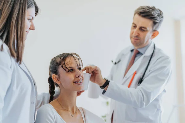 女性医師は 診療所で若い患者の視力 喉をチェックします 改善された健康のためのパーソナライズされたケアと専門知識を提供します 救急車 臨床結果 — ストック写真