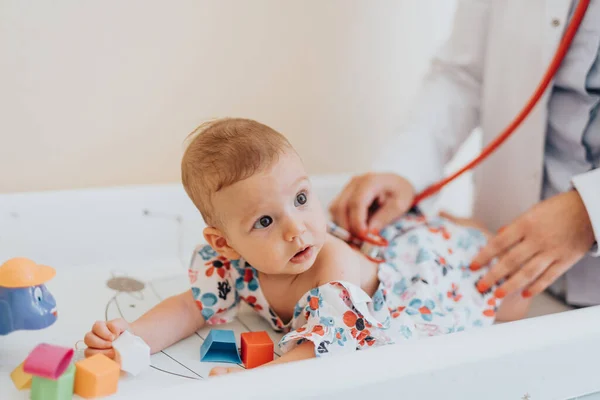 Baby Kontroll Från Barnläkare Med Hjälp Stetoskop Ett Sjukhus — Stockfoto