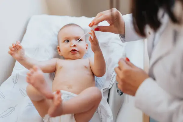 Baby Health Check Bekymmerslös Diagnos Kvinnliga Barnläkare Sjukhus — Stockfoto