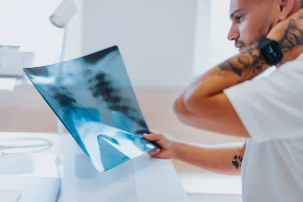 Doświadczony Radiolog Stawiający Diagnozę Pacjentowi Podczas Wizyty Klinice — Zdjęcie stockowe