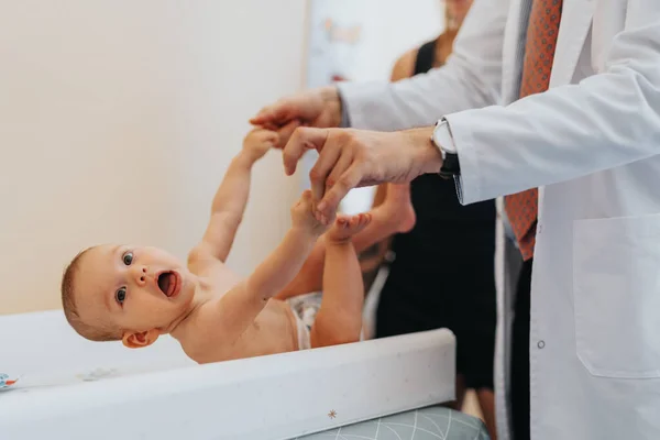 Medico Pediatra Che Tiene Bambino Controlli Medici Esami Nel Moderno — Foto Stock