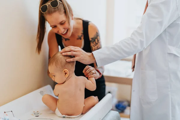 Dottoressa Pediatra Che Accarezza Testa Della Bambina Mamma Felice Guardando — Foto Stock