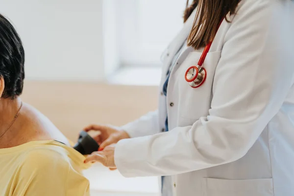 Lékař Vyšetřuje Starší Ženu Kontroluje Krevní Tlak Srdeční Frekvenci Pomocí — Stock fotografie