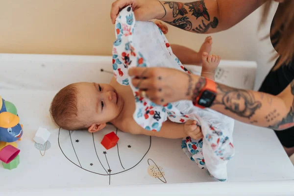 Tetovaná Matka Převléká Svou Malou Dcerku Plenek Šatů Novorozené Dítě — Stock fotografie