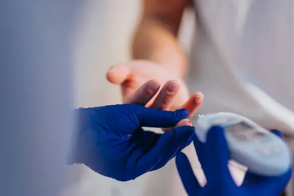 在医院里 穿着蓝色衣服的医生进行彻底的医学检查 检查血压和血糖水平 进行听力检查 并提供专业护理 — 图库照片