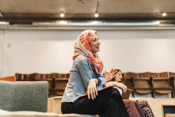 Dejlig Muslimsk Kvindelig Medarbejder Iført Hijab Forklarer Deler Viden Erfaring - Stock-foto