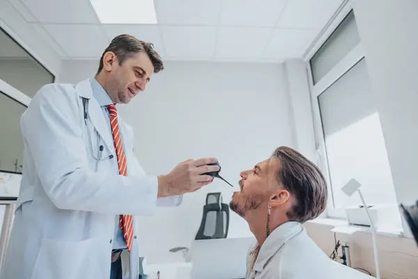 Doktor Laringoskop Kullanarak Genç Hastaların Boğazlarını Kontrol Ediyor — Stok fotoğraf