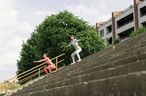 Fitte Mädchen Turnen Freien Aktive Sportler Trainieren Urbaner Umgebung Mit — Stockfoto