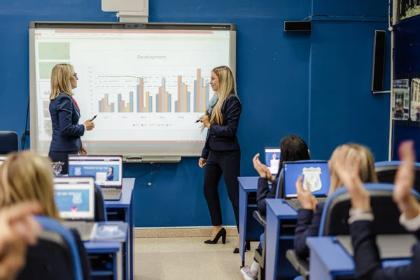 Student Listening Professor Classes School Teacher Helping Student Correcting Her — Stock Photo, Image