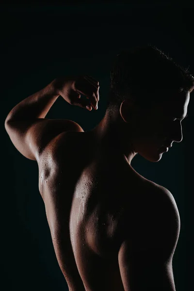 自信を持ってフィットアスリート柔軟な筋肉 黒い背景に進歩とモチベーションを示す — ストック写真