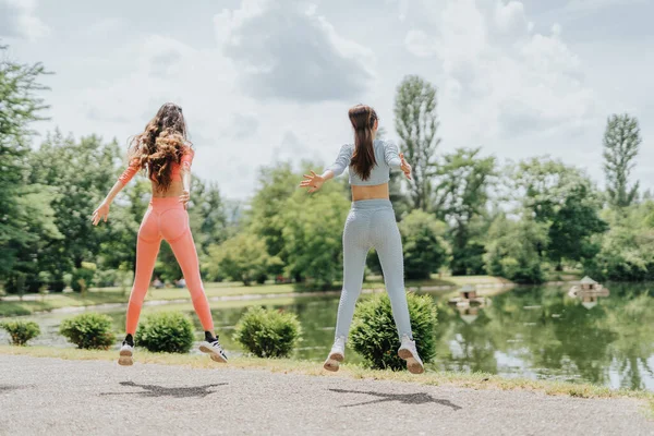 Actieve Vrouwen Genieten Outdoor Fitness Routine Urban Park — Stockfoto