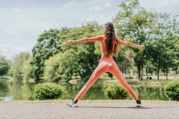 Aktive Weibchen Führen Dehnübungen Freien Einem Stadtpark Durch Und Präsentieren — Stockfoto