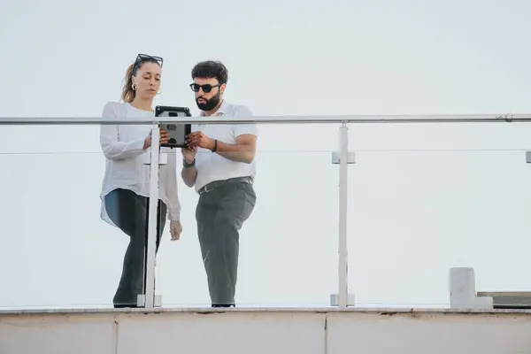 Profesionales Jóvenes Exitosos Una Ciudad Colaborando Los Detalles Del Proyecto —  Fotos de Stock