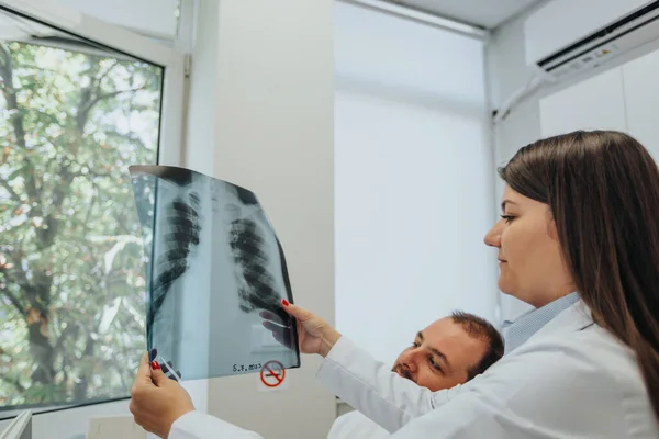 Офисе Врачи Обсуждают Результаты Рентгена Специалисты Здравоохранения Предлагают Успешные Решения — стоковое фото