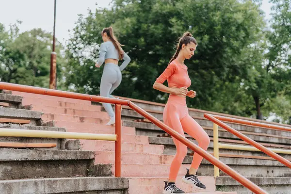 一群自信 健康的女孩在公园里进行户外活动 利用楼梯进行体育锻炼 培养健康 积极的生活方式 — 图库照片
