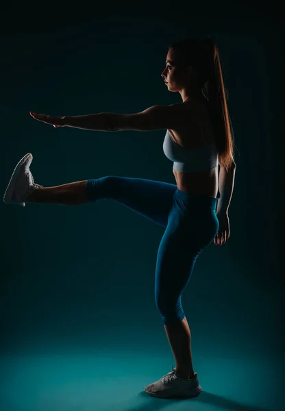Modello Fitness Femminile Sicuro Potente Trasformazione Del Corpo Progresso Studio — Foto Stock