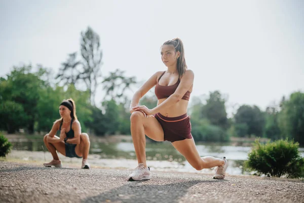 适合女生户外训练 在绿地公园内推广户外健身 — 图库照片