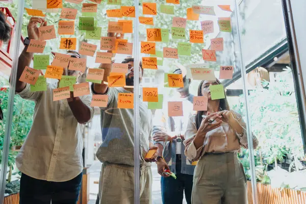 Multiraciaal Team Brainstormend Samenwerkend Probleemoplossend Een Modern Kantoor Schrijven Delen — Stockfoto
