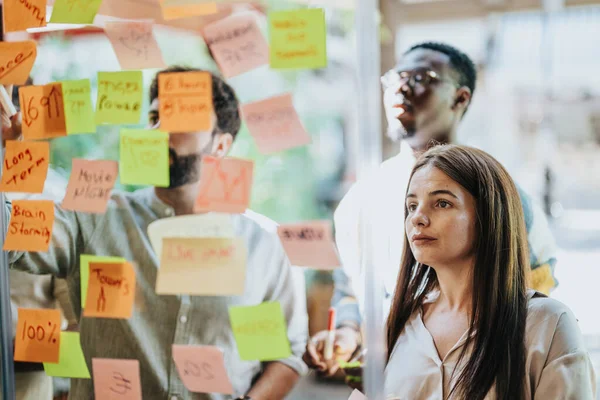 Multiracial Business Team Brainstorming Auf Glaswand Austausch Und Planung Kreativer — Stockfoto