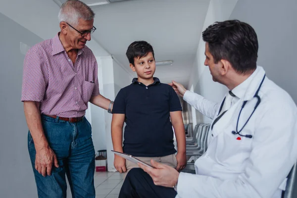 Gabinecie Lekarskim Lekarze Omawiają Pacjentem Dziecięcym Zaniepokojonym Dziadkiem Możliwości Diagnozy — Zdjęcie stockowe