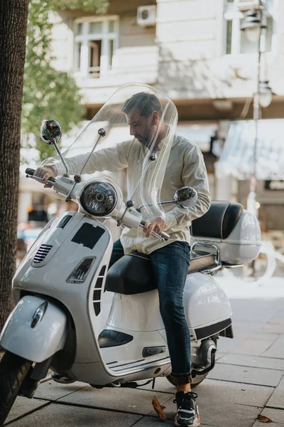 Élégant Homme Affaires Âge Moyen Qui Arrive Quitte Travail Moto — Photo