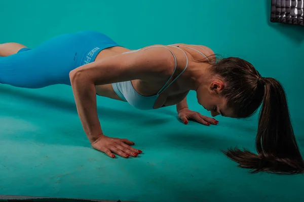 Artista Muscular Femenina Demostrando Ejercicios Efectivos Fitness Estudio Para Objetivos —  Fotos de Stock