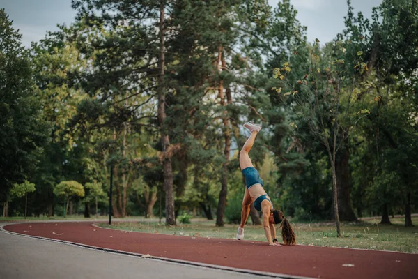 Fit Κορίτσι Επιδεικνύοντας Δύναμη Ευελιξία Και Τον Αθλητισμό Κατά Διάρκεια — Φωτογραφία Αρχείου