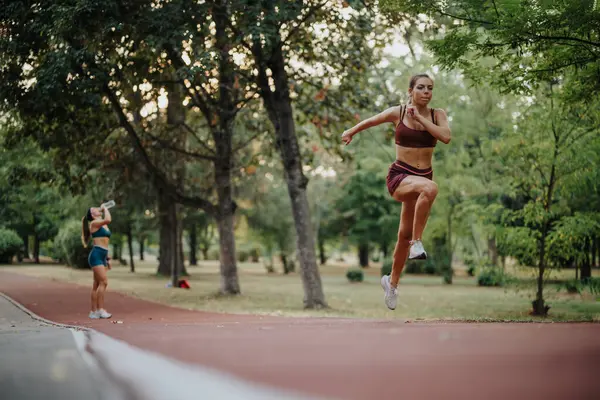 Fit Meisjes Atleten Joggen Een Groen Park Motiveren Anderen Met — Stockfoto