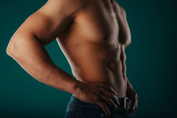 Junger Muskulöser Mann Mit Nacktem Oberkörper Posiert Mit Den Armen — Stockfoto