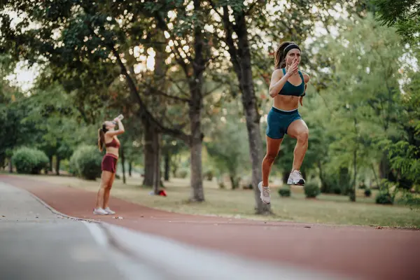 Fit Meisjes Joggen Een Groen Park Inspirerend Met Hun Atletiek — Stockfoto