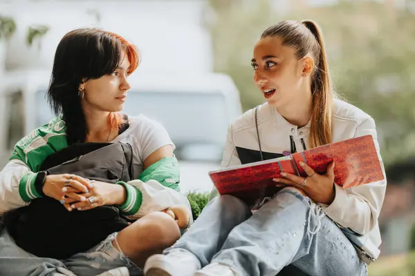 Vrijetijds Geklede Middelbare School Meisjes Studeren Buiten Lessen Bespreken Helpen — Stockfoto