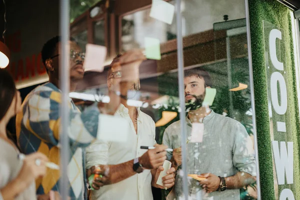 Diversos Colegas Hacen Una Lluvia Ideas Negocios Comparten Conocimientos Calculan —  Fotos de Stock