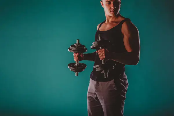 Selbstbewusster Fitter Mann Posiert Mit Kraftvollen Muskeln Auf Türkisfarbenem Hintergrund — Stockfoto