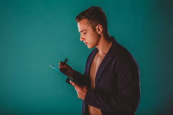 Jovem Nutricionista Sexo Masculino Escrever Programa Dieta Área Transferência — Fotografia de Stock
