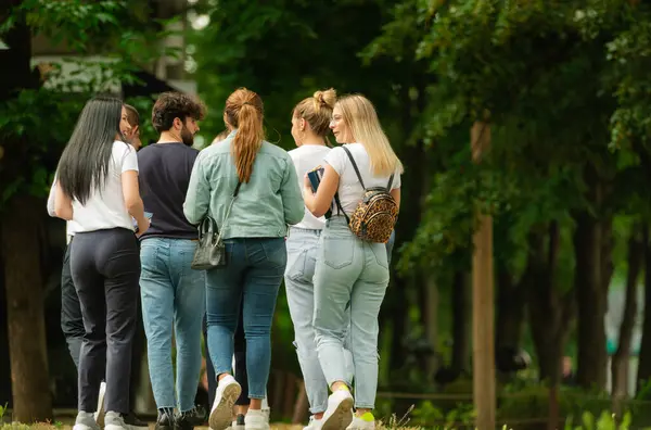 Sırt Çantaları Defterleri Olan Bir Grup Genç Öğrenci Birlikte Okula — Stok fotoğraf