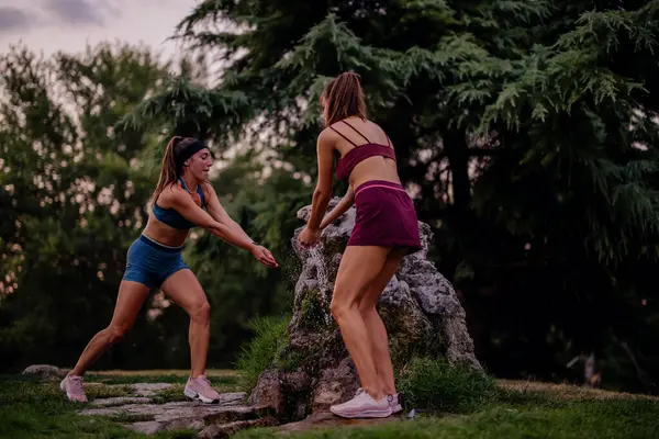 Femmes Actives Forme Attirantes Exercice Dans Parc Verdoyant Éclaboussures Eau — Photo