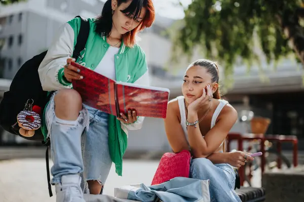 Két Középiskolás Lány Együtt Dolgozik Egy Iskolai Projekten Városban Együtt — Stock Fotó