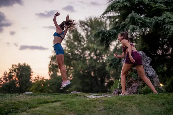Mujeres Activas Disfrutando Momentos Divertidos Parque Nocturno Fitness Flexibilidad Entrenamiento — Foto de Stock