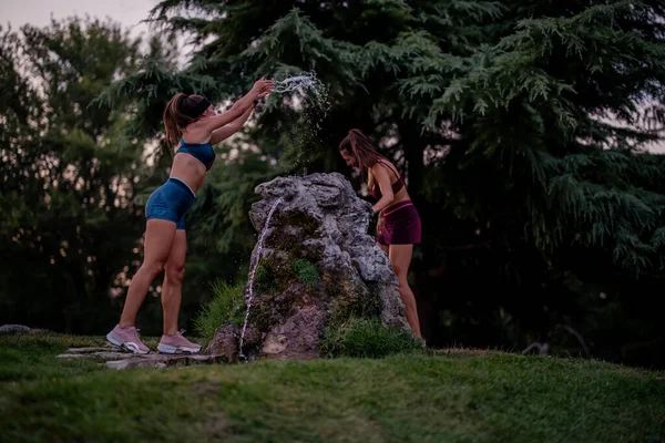 Подтянутые Атлетичные Женщины Наслаждающиеся Вечерней Тренировкой Парке Весело Играть Водой — стоковое фото